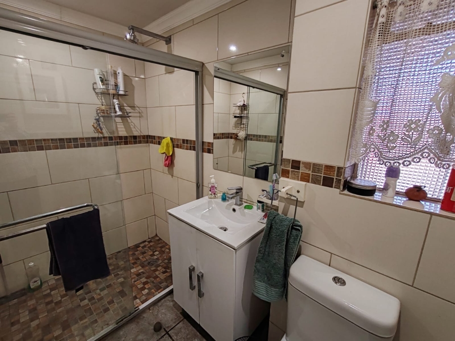 2 Bedroom Property for Sale in Kannoniers Park North West